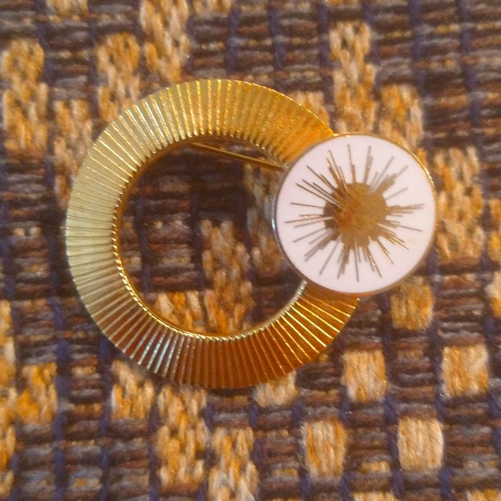 Sunburst 50s 60s vintage gold pin, brooch